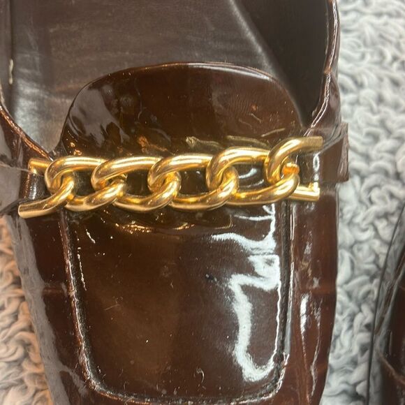 j VINCENT 8.5 Preppy Brown Patent Leather Chain Detail Block Heel w/Gold Trim - Picture 4 of 12